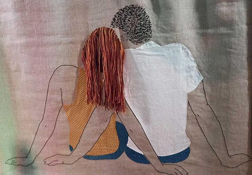 tableau brodé représentant un couple assis vu de dos