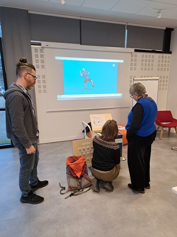 Trois stagiaires manipulent l'outil pédagogique recettes du numérique