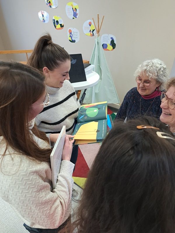 Adultes en train de consulter des livres
