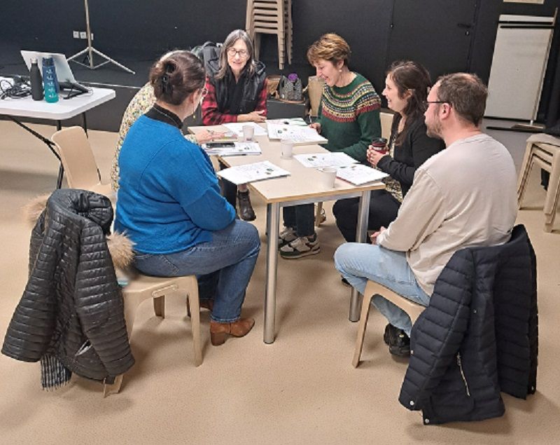 Adultes assis autour d'une table