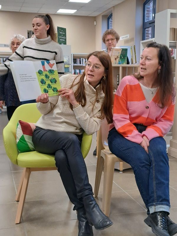 Deux femmes assises lisant une histoire
