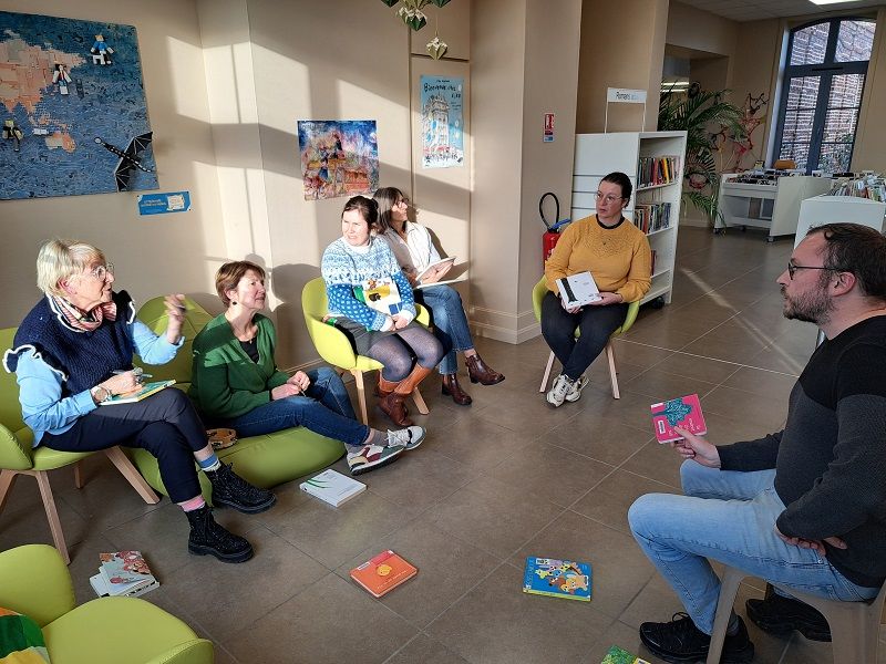 Groupe d'adultes assis avec des livres