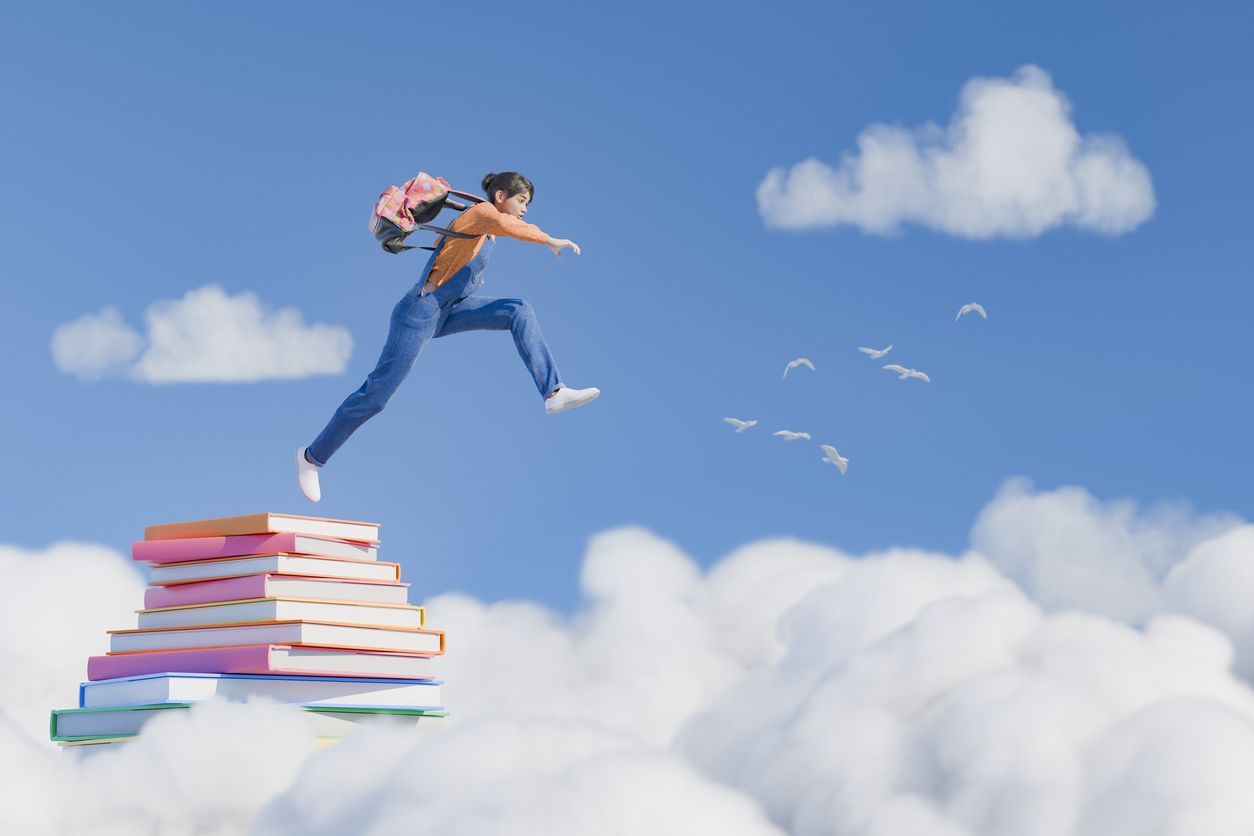 Une fille, sac au dos, saute depuis une pile de livres dans les nuages